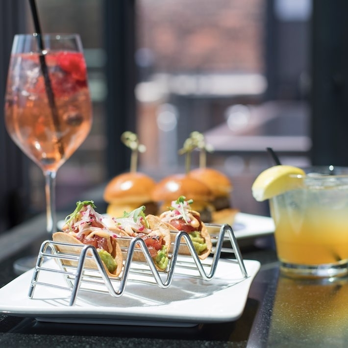 What time is it? Snack time. : @Nessa_siri…  #rooftopbarsnyc #nyclife #nycnightl…