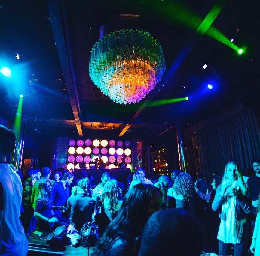 Bright lights. 
It’s Tuesday night with @DJBigBen! …  #rooftopbarsnyc #nyclife #…