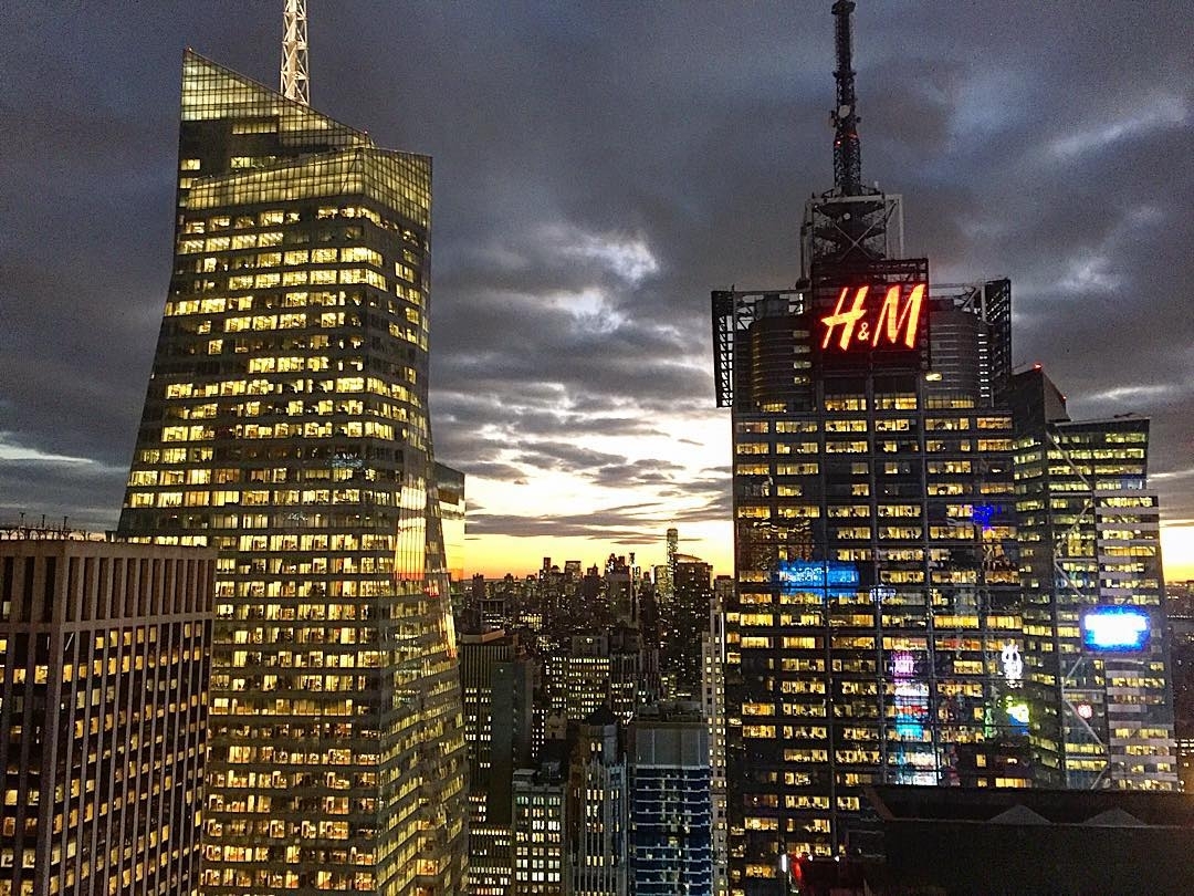 We’re having a great evening…how is yours New York? #Sunset #RoofTopView of #M… …