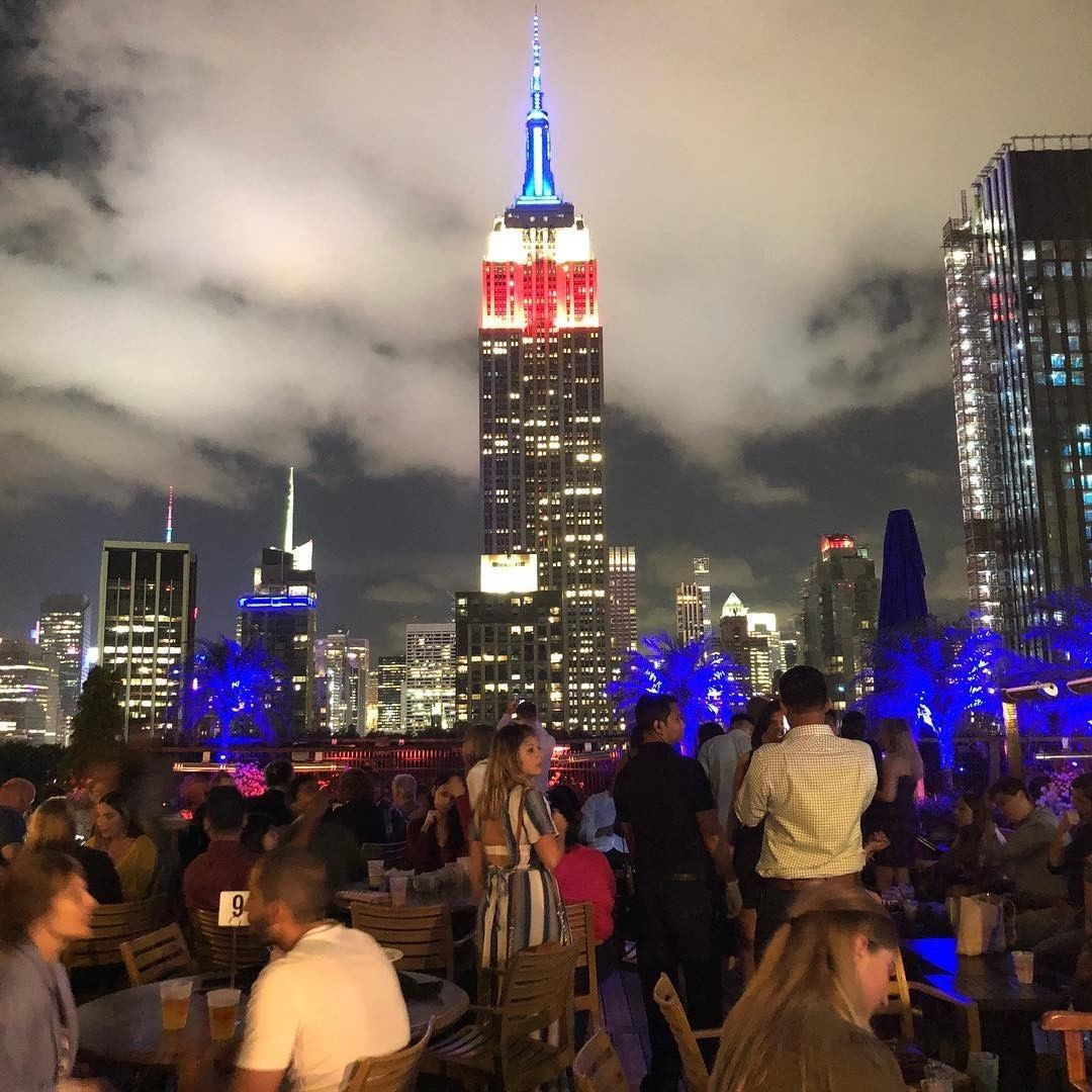 We hope you are not indoors tonight. #rooftopbarsnyc #empirestatebuilding #newyo…