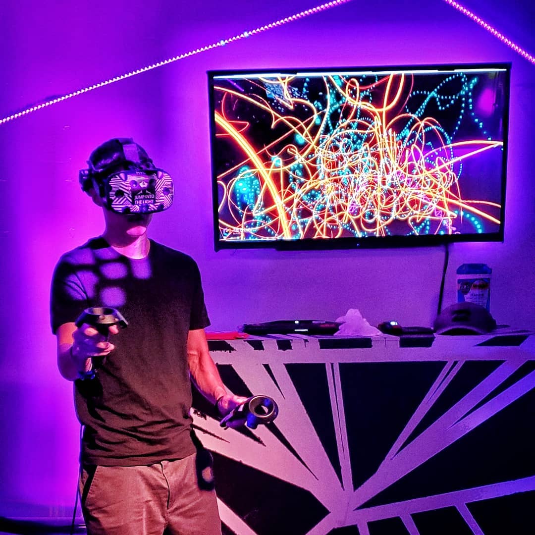 Express yourself and paint on a limitless virtual canvas with @tiltbrush .
.
180…