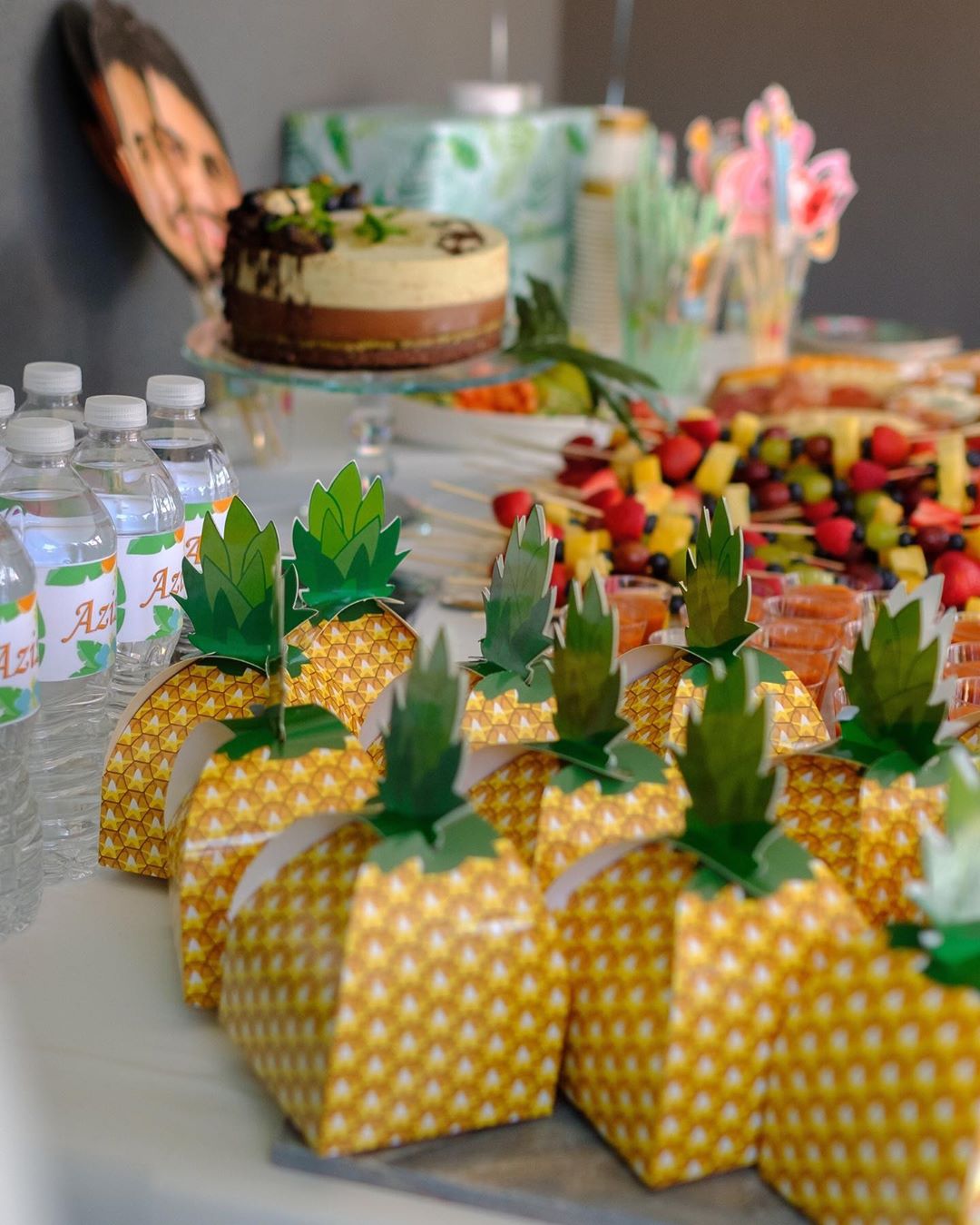 Even modern Hawaiian party cannot live without pineapples  #birthday #birthdayny…
