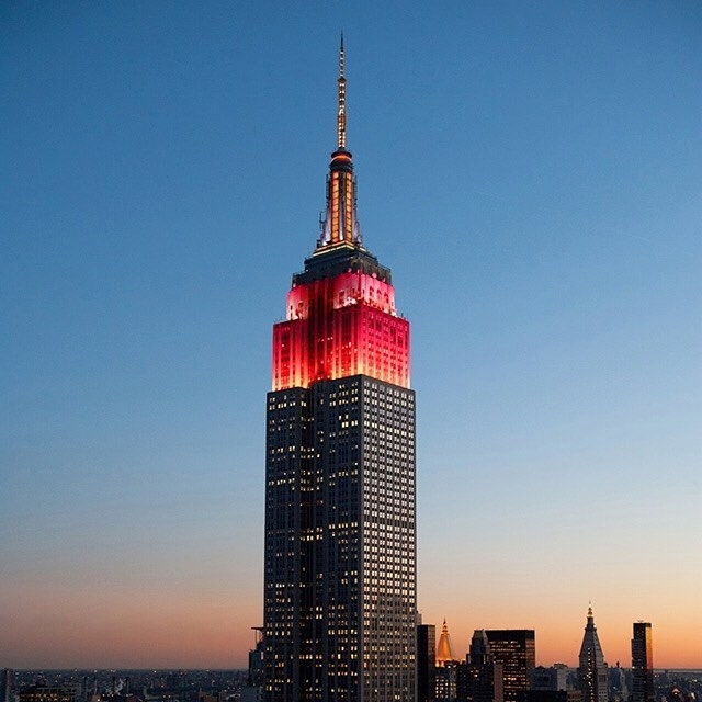 Look up towards the @empirestatebldg and enjoy the beautiful #LightShow in celeb…