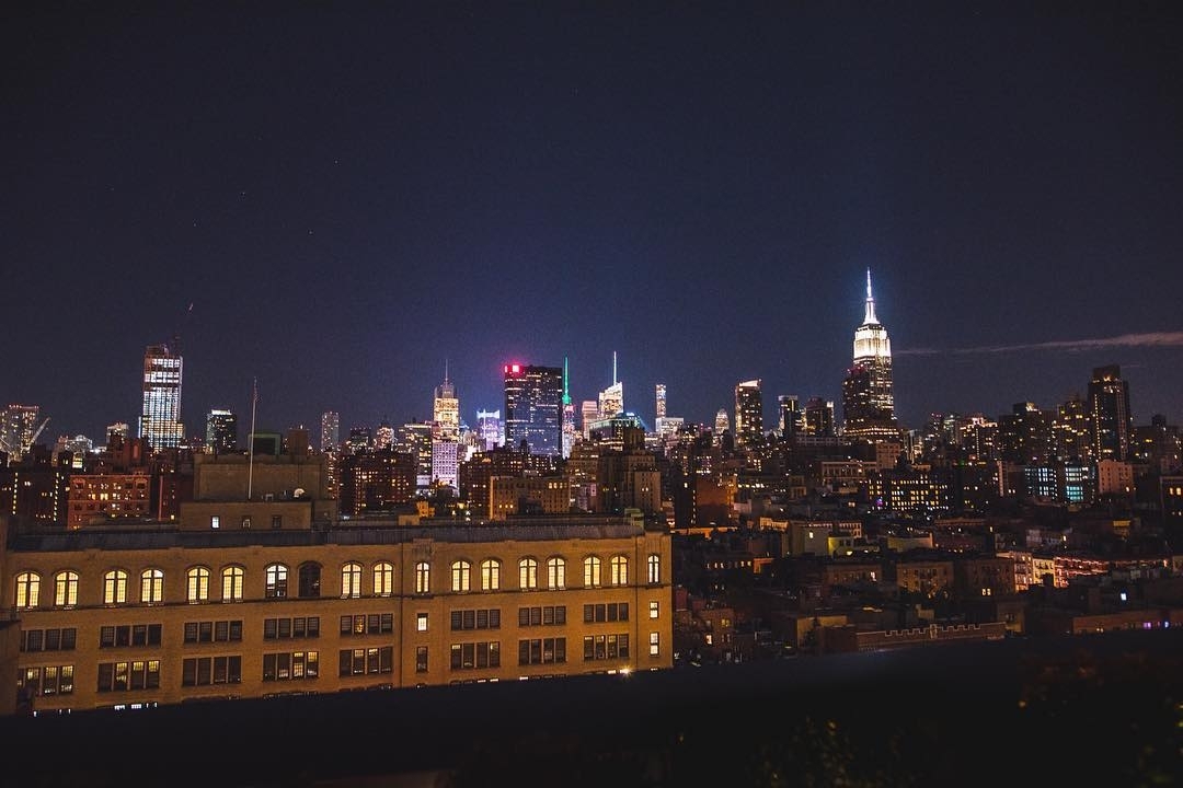 So high you can touch the sky…. #rooftopbarsnyc #nyclife #nycnightlife…