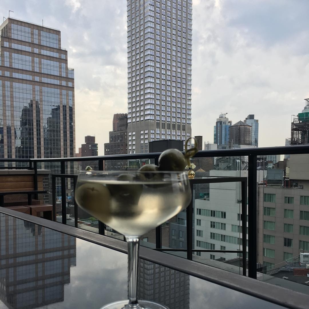 Standing tall …  #rooftopbarsnyc #nyclife #nycnightlife…