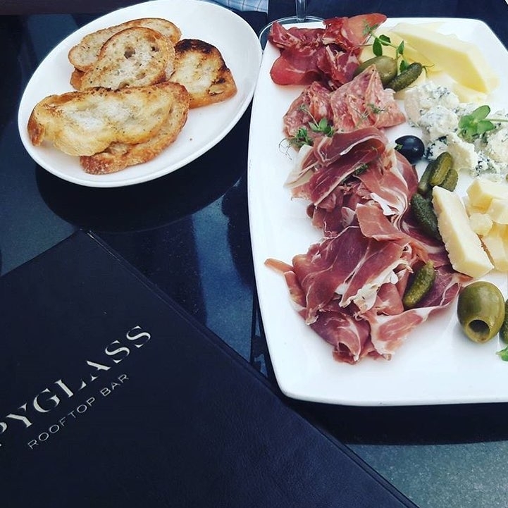 Sundays are made for snackin’ : @weaspiretoinspire…  #rooftopbarsnyc #nyclife #n…