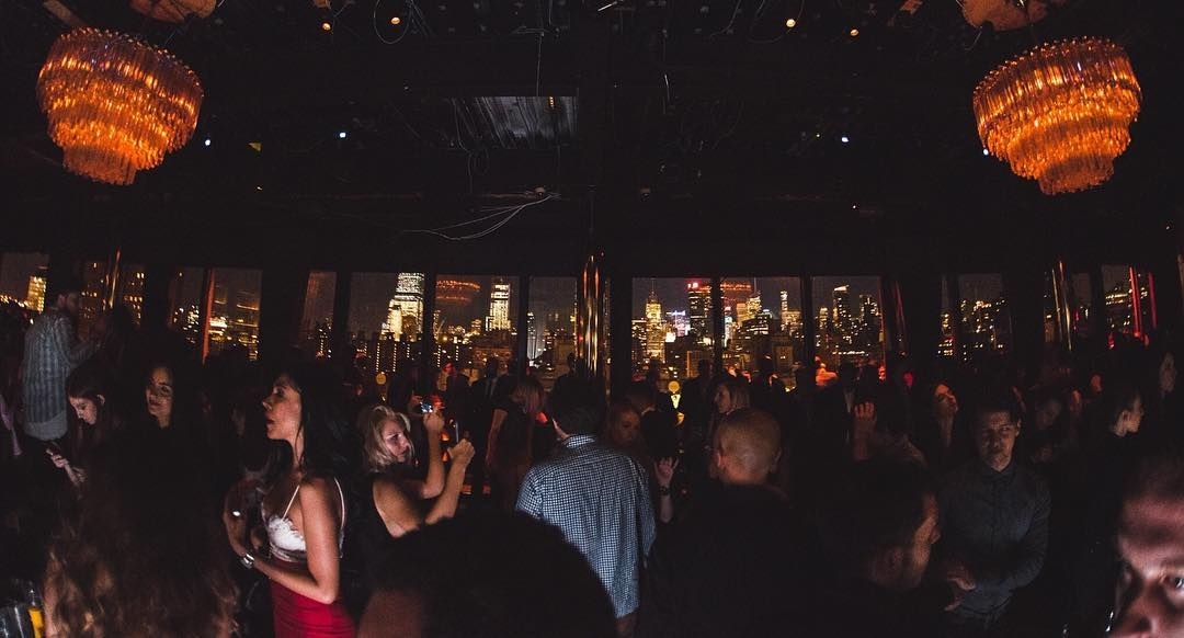 Wall 2 Wall…. #rooftopbarsnyc #nyclife #nycnightlife…