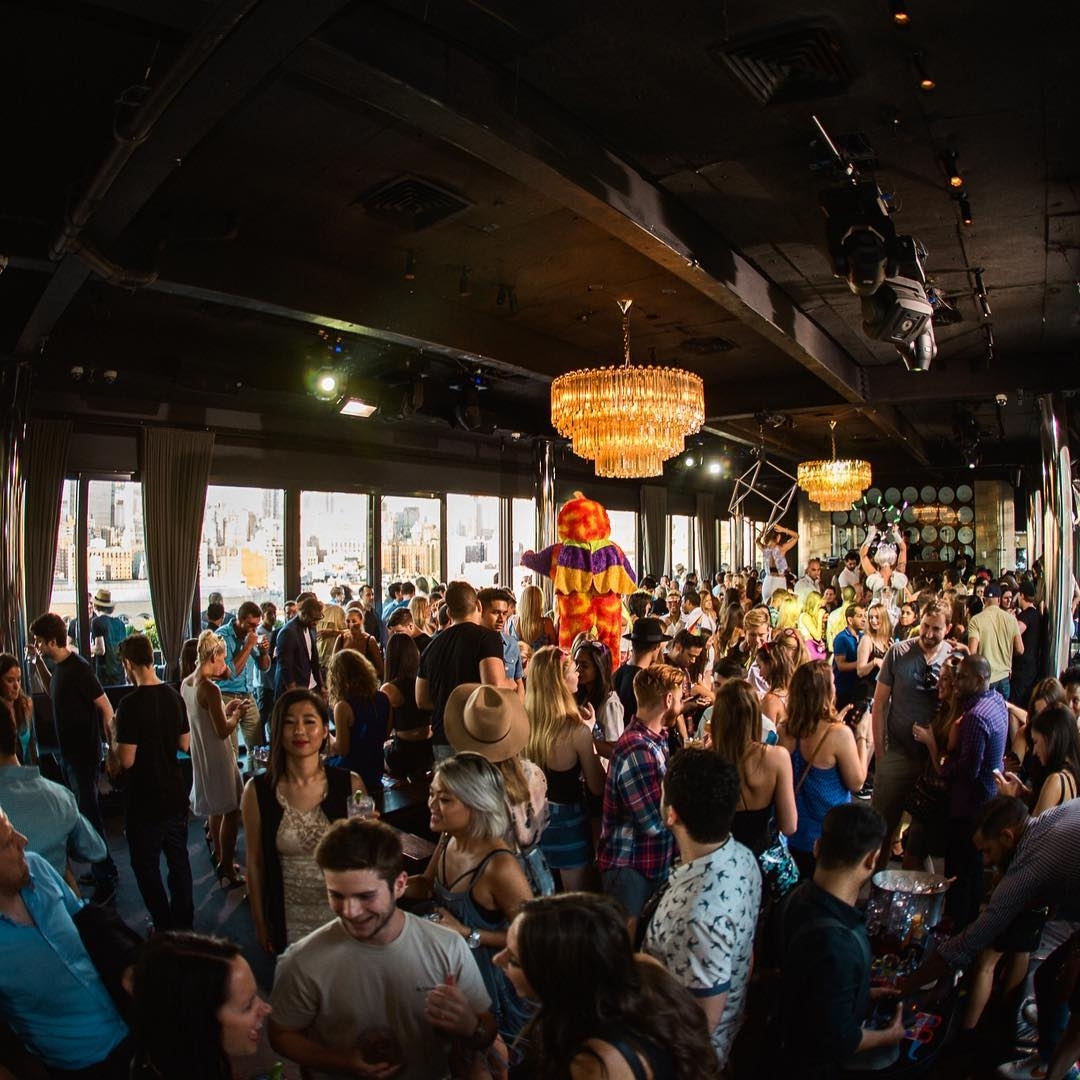 The party is just heating up at #SunsetSaturdays! … #sunsetsaturdays #rooftopbar…