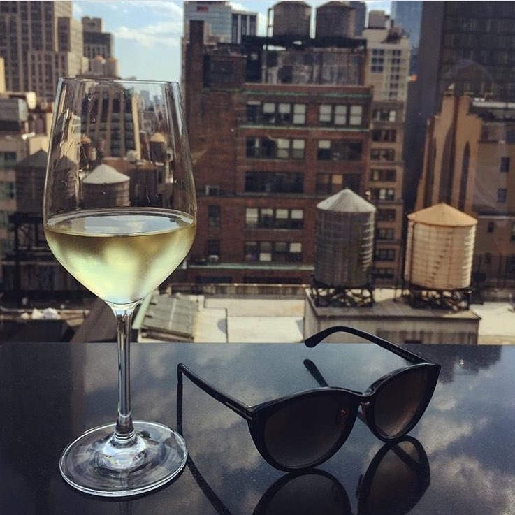 Monday is lookin’ bright (: @far.rah)… #rooftopbarsnyc #nyclife #nycnightlife…