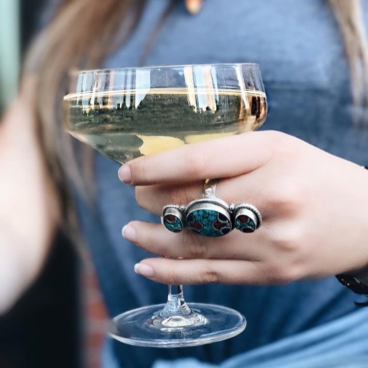 Grabbing life by the glass (: @staygoldy_)… #rooftopbarsnyc #nyclife #nycnightli…