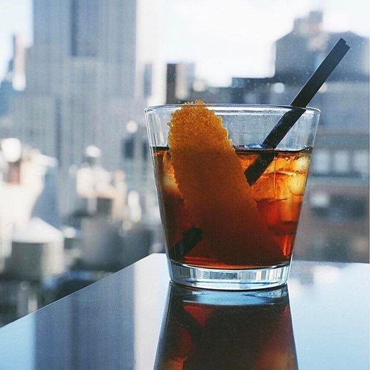 We see you over there sitting pretty …  #rooftopbarsnyc #nyclife #nycnightlife…
