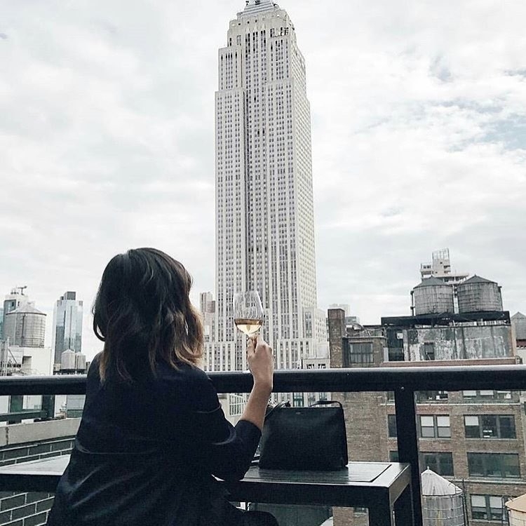 A moment of rest in the city that never sleeps : @alyssa.lenore…  #rooftopbarsny…