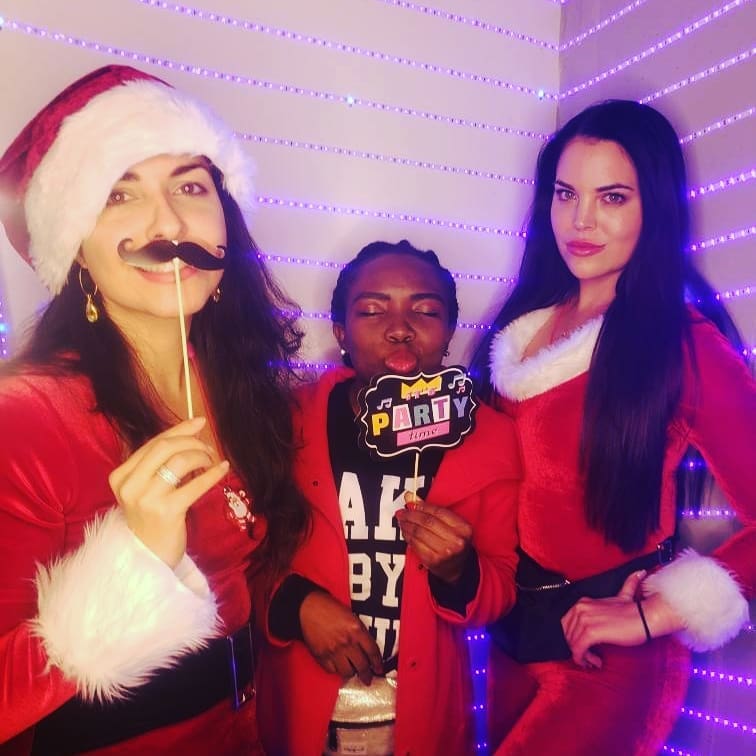 Our photobooth was occupied by sanaclauses and candycane girls tonight!
.
.
180 …