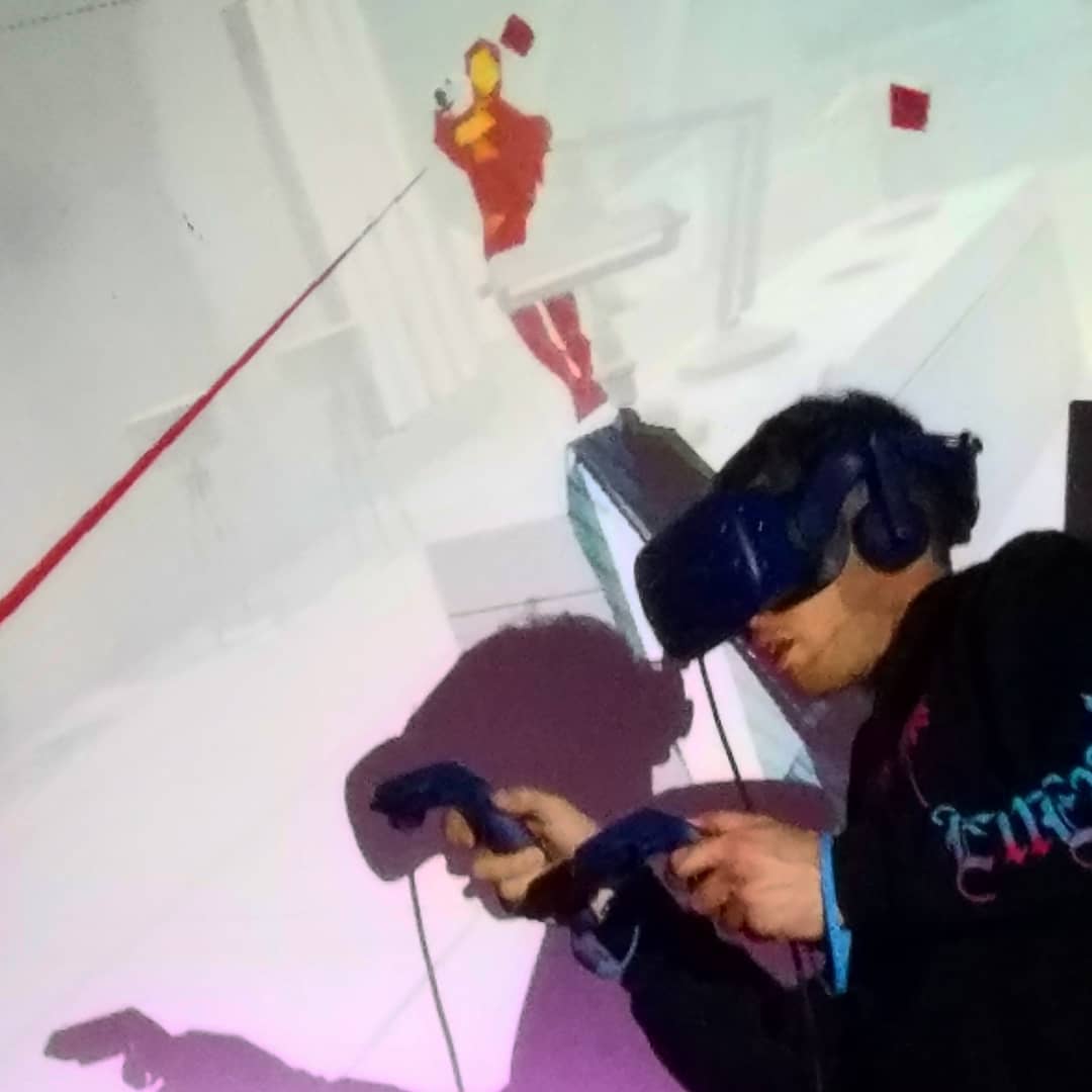 Dodging bullets in #superhot
.
.
#vr #game #arcade #playlab #fun #awesome #nyc #…