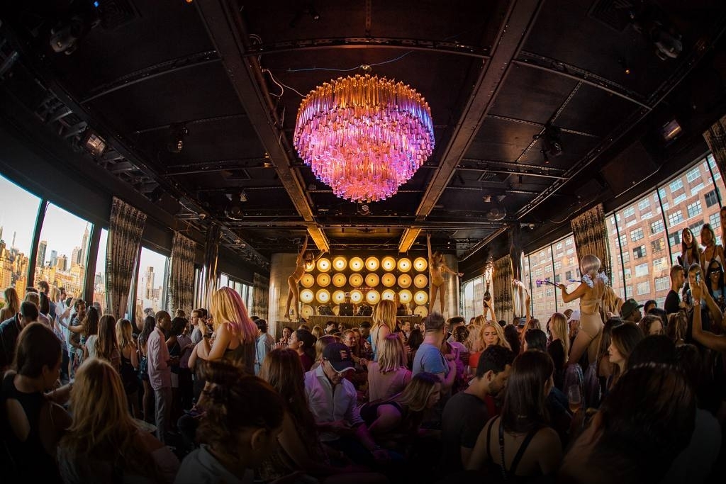 Is it 5:30 yet?  #SunsetSaturdays… #sunsetsaturdays #rooftopbarsnyc #nyclife #ny…