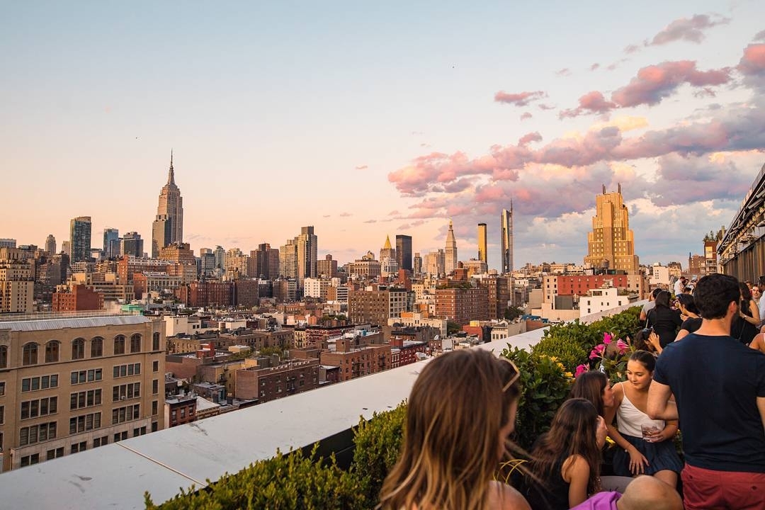 Up here, there ain’t no problems…. #rooftopbarsnyc #nyclife #nycnightlife…
