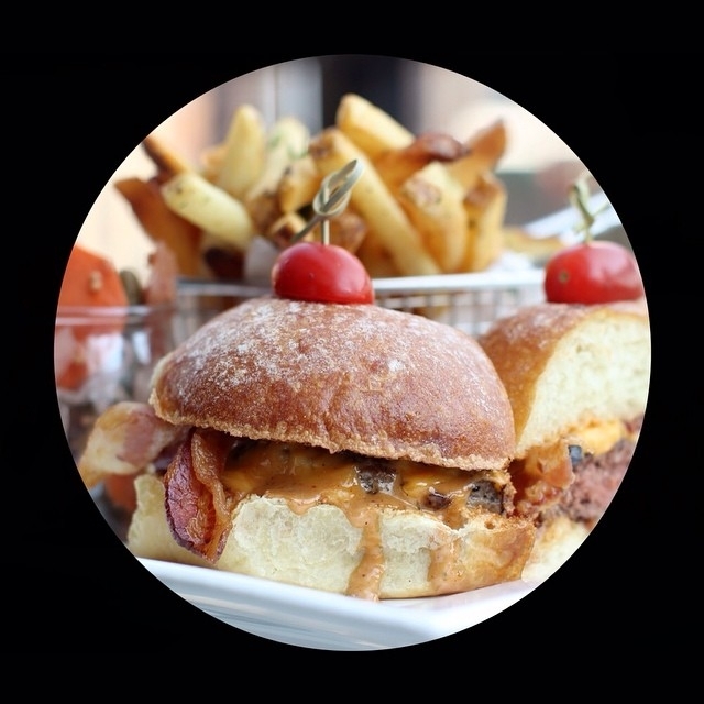 #IntoTheSpyglass – Archer’s Club Burger… #intothespyglass #rooftopbarsnyc #nycli…