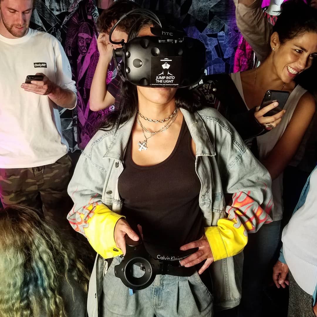 @carolinasarria__ fully immersed into the VR Runway at FRACTURED REALITY
.
.
#vi…