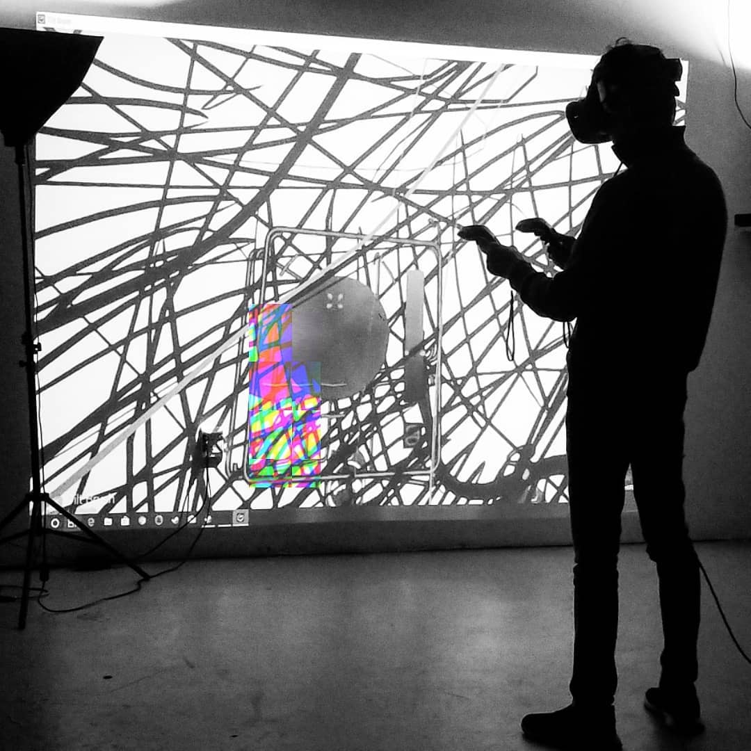 Artist Oscar Oiwa experimenting with VR painting in #TiltBrush check out his art…