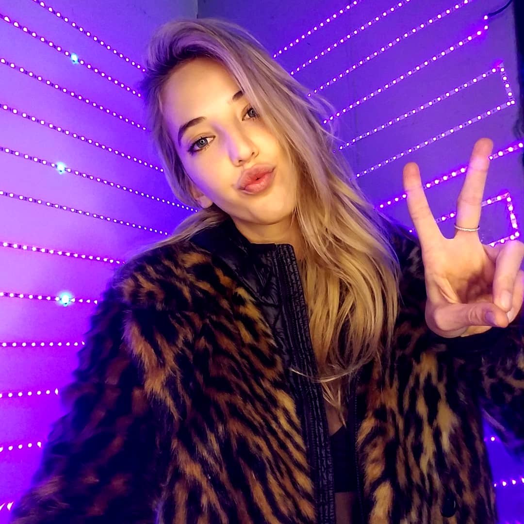 Check out our trippy photobooth!
And take some super selfies!!
.
.
#photobooth #…