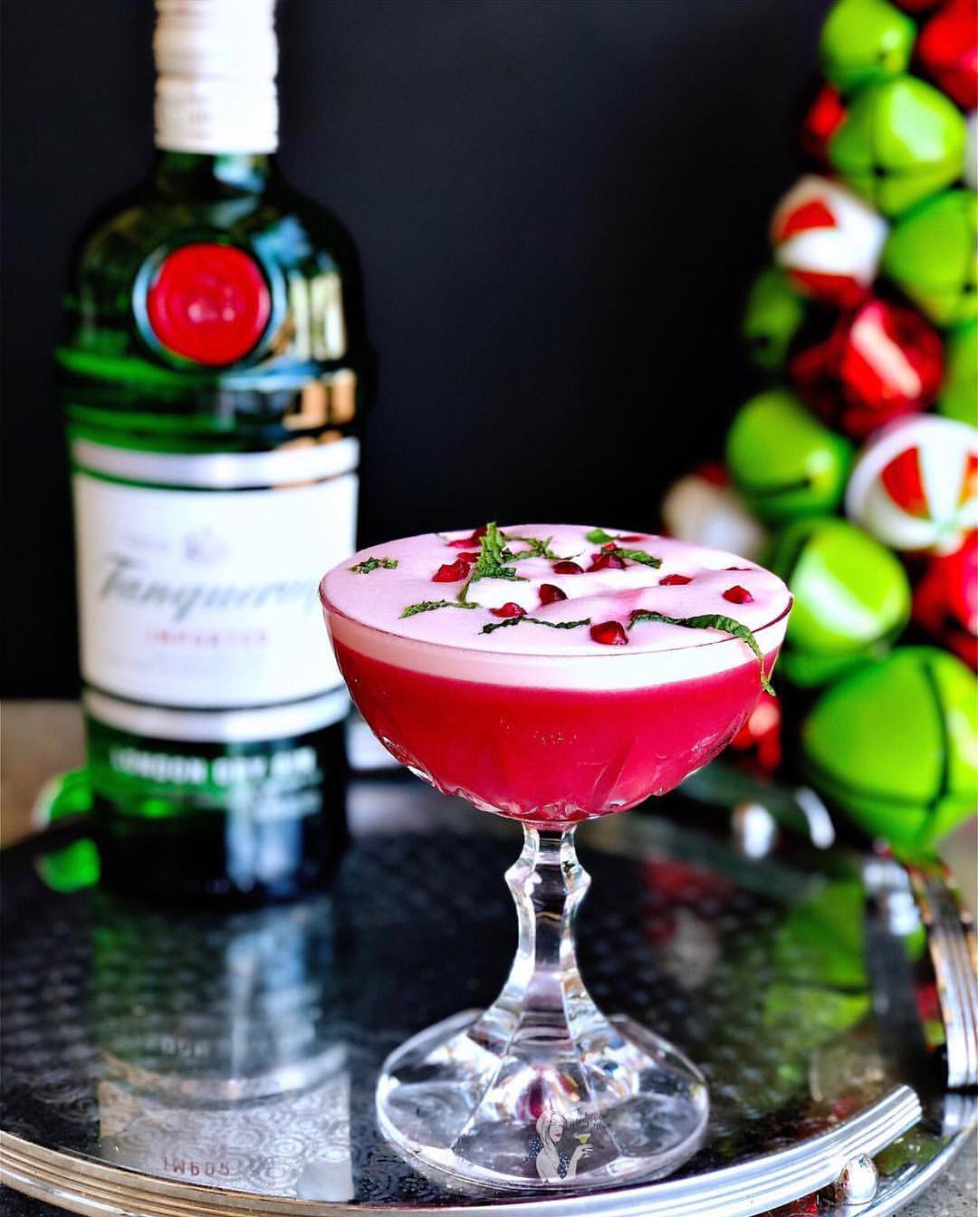 ‘Tis the season for Christmas cocktails (: @the_margarita_mum)…