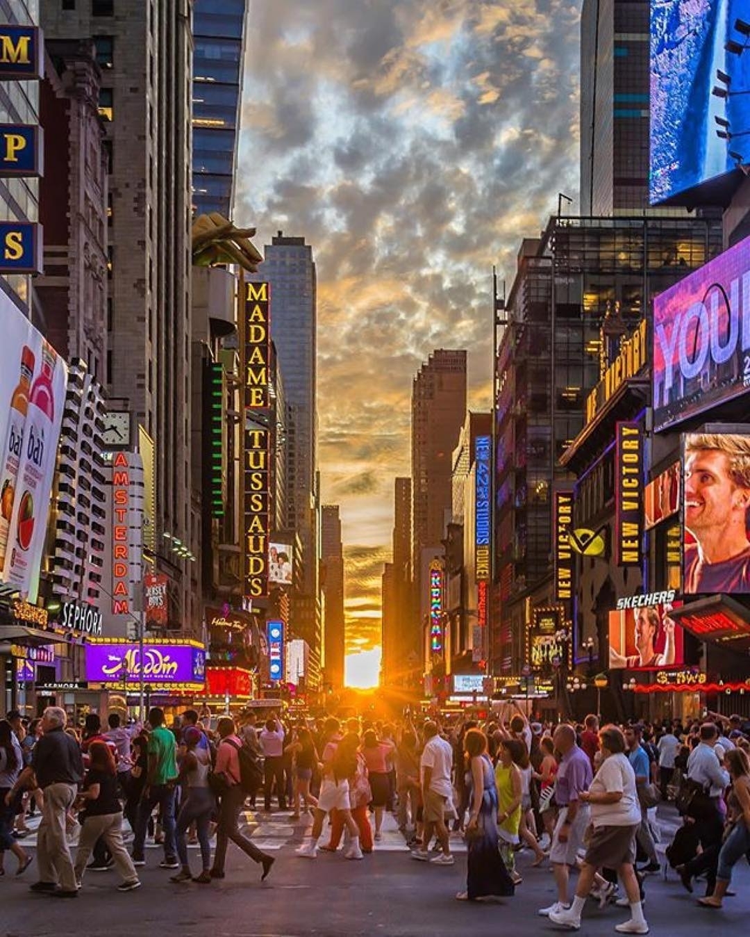 A city that has so much to offer! Agree? 
#Fantastic #photo by @nyclovesnyc  #NY…