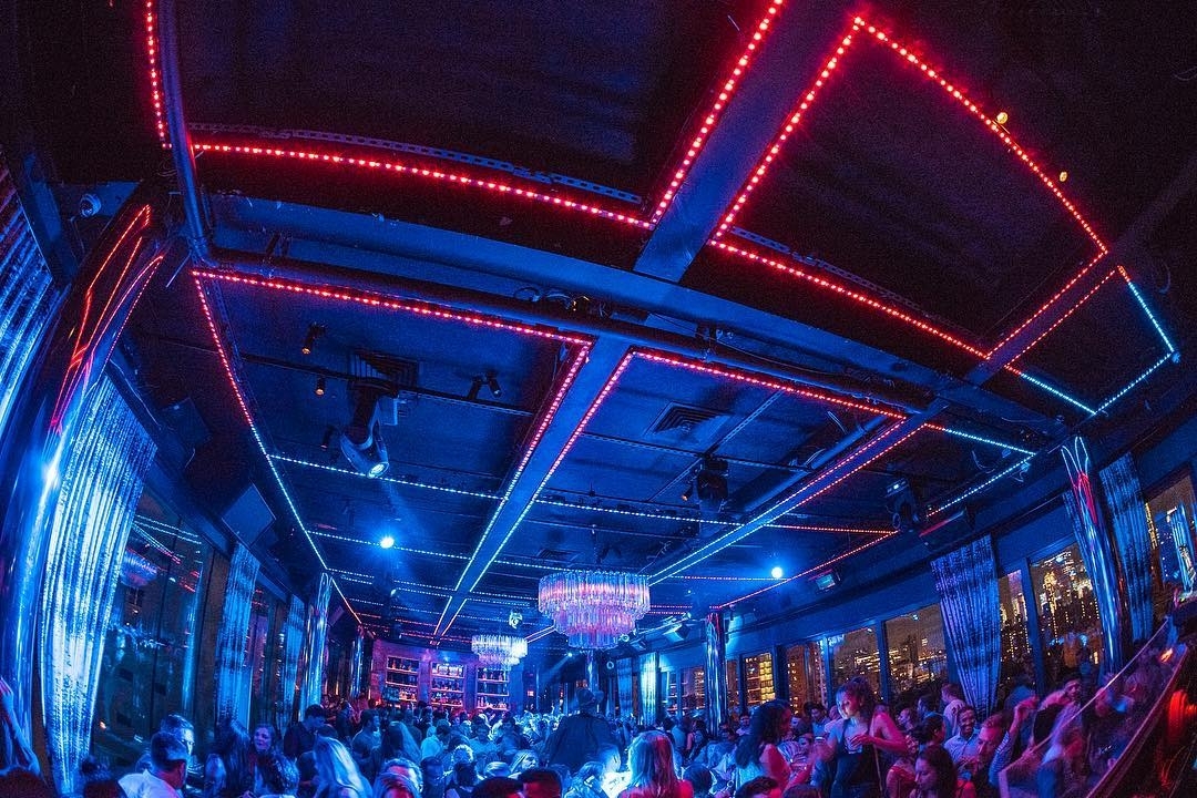 Flashing lights…. #rooftopbarsnyc #nyclife #nycnightlife…