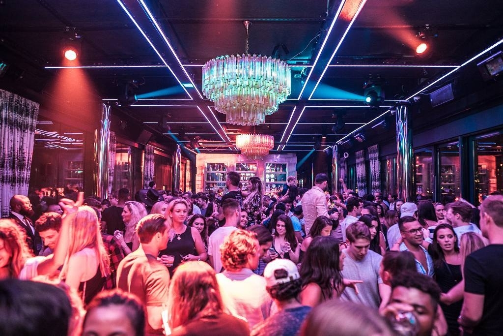From the window, to the wall…. #rooftopbarsnyc #nyclife #nycnightlife…