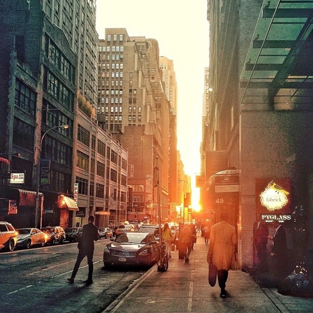 Manhattan Henge.  #spyglassnyc
: @oirtekim… #spyglassnyc #rooftopbarsnyc #nyclif…