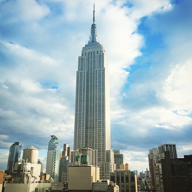 Beautiful clouds, warming sunshine & a dashing #EmpireStateBuilding
: @sizzleniz…