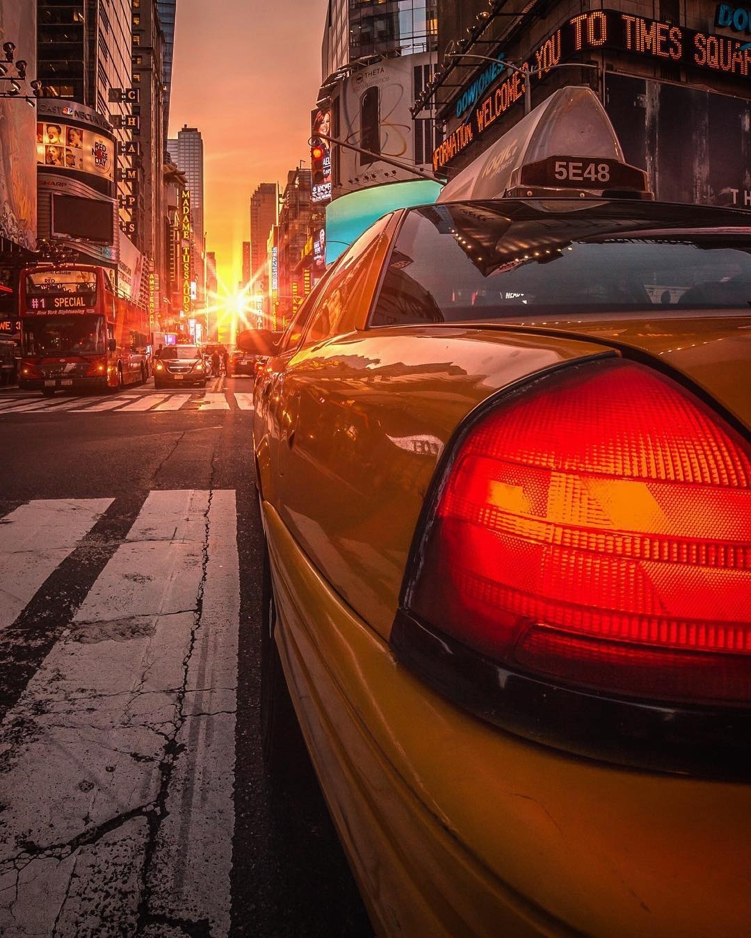 Our favorite #Photo  from yesterday’s #Manhattanhenge in @timessquarenyc was tak…