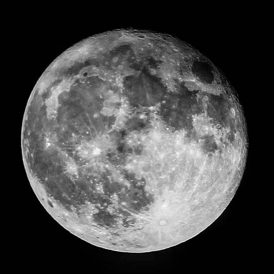 Tonight’s #SuperMoon will peak at 12:23am Eastern and if you happen to get a gli…