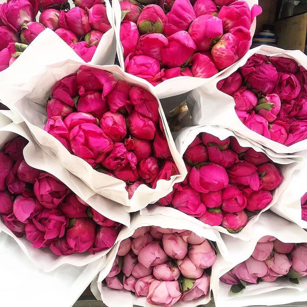 We are in love with peonies Should we add them into our beautiful boxes?;)…