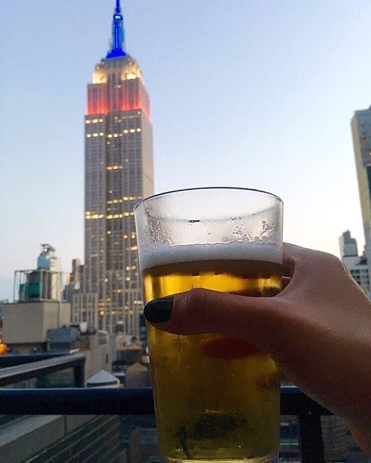 Cold brews & great views!
 @erica.ptl…  #rooftopbarsnyc #nyclife #nycnightlife…