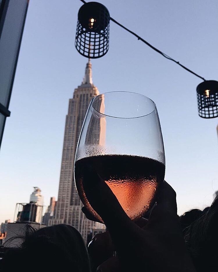 Friday feels!  Cheers!! @coming_uproses…  #rooftopbarsnyc #nyclife #nycnightlife…