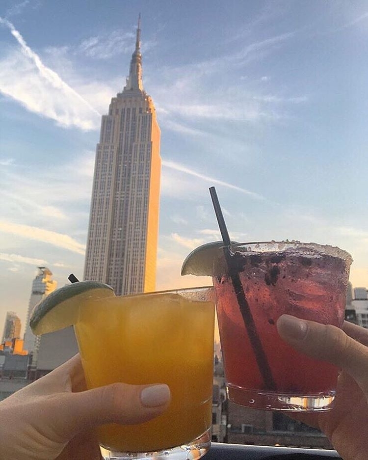 Throw your drinks in the sky if you feel the vibe!  @stephanieroles…  #rooftopba…