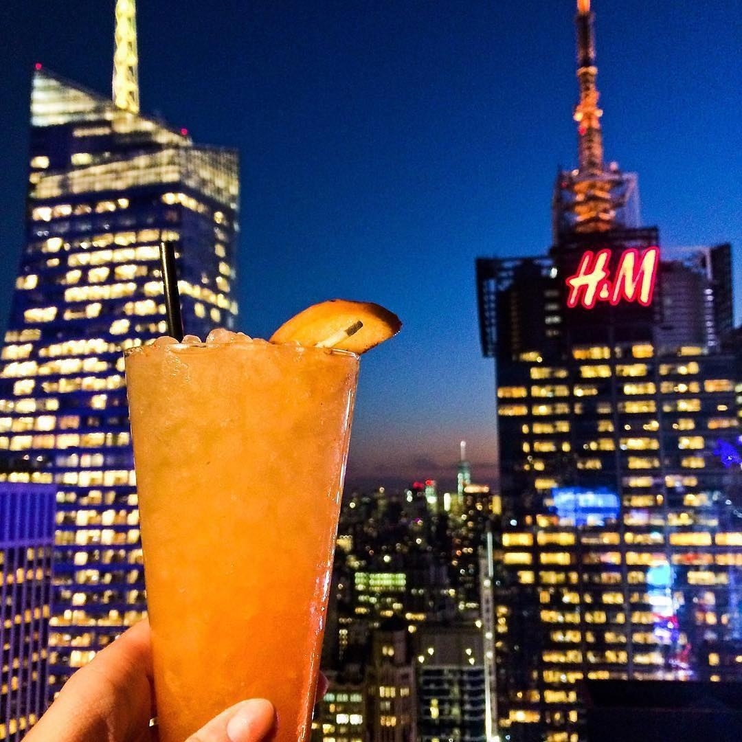 #throwingitback to when @amberlowey was here #cheers to the #holidays everybody …