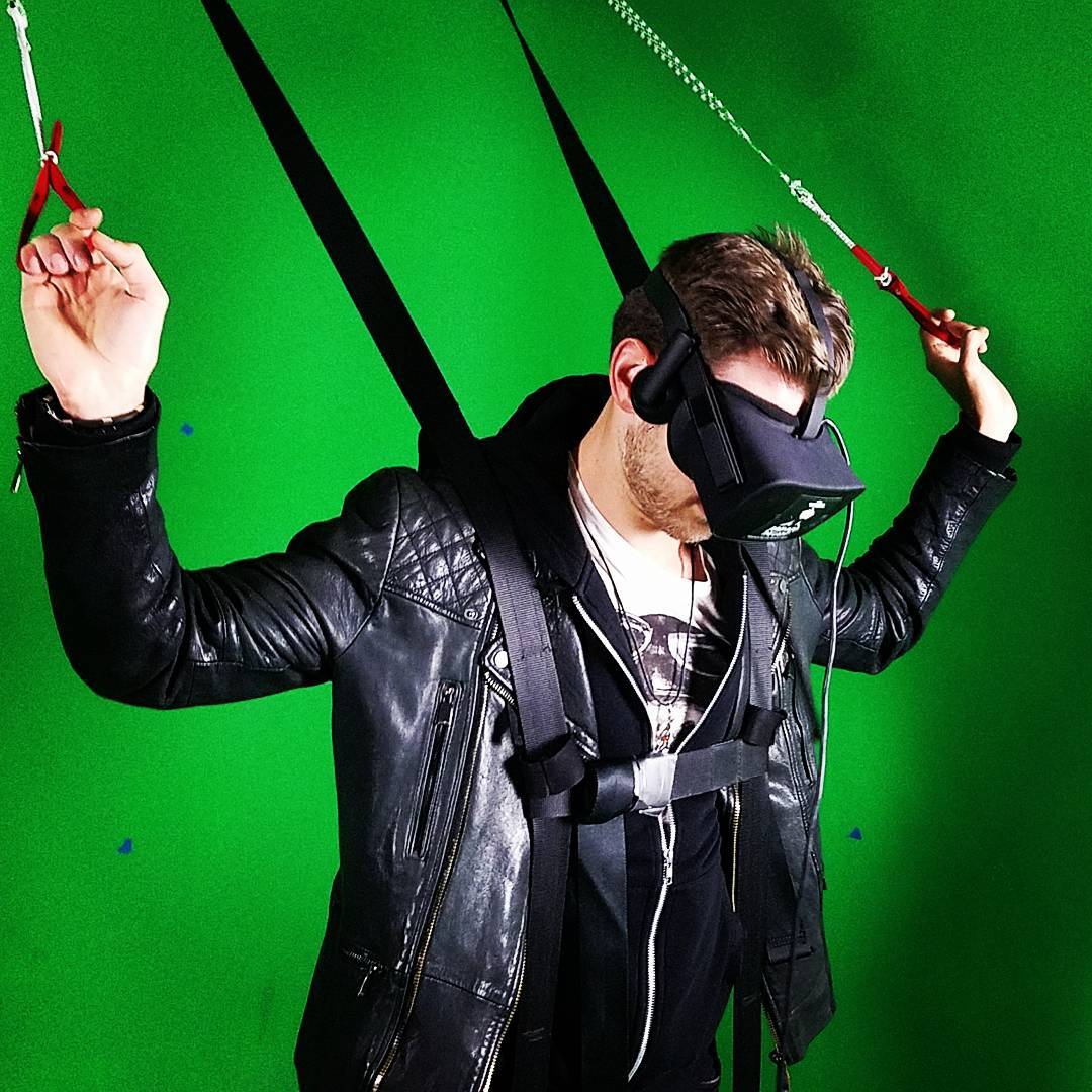 Skydiving in virtual reality? Yes please! 
Only at @jumpintothelightnow .
.
.
18…