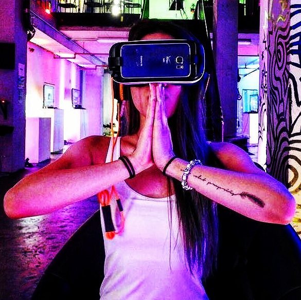 @_leerach praying to the gods of VR 
.
.
.
180 Orchard St
.
.
.
・・・
#virtualreal…