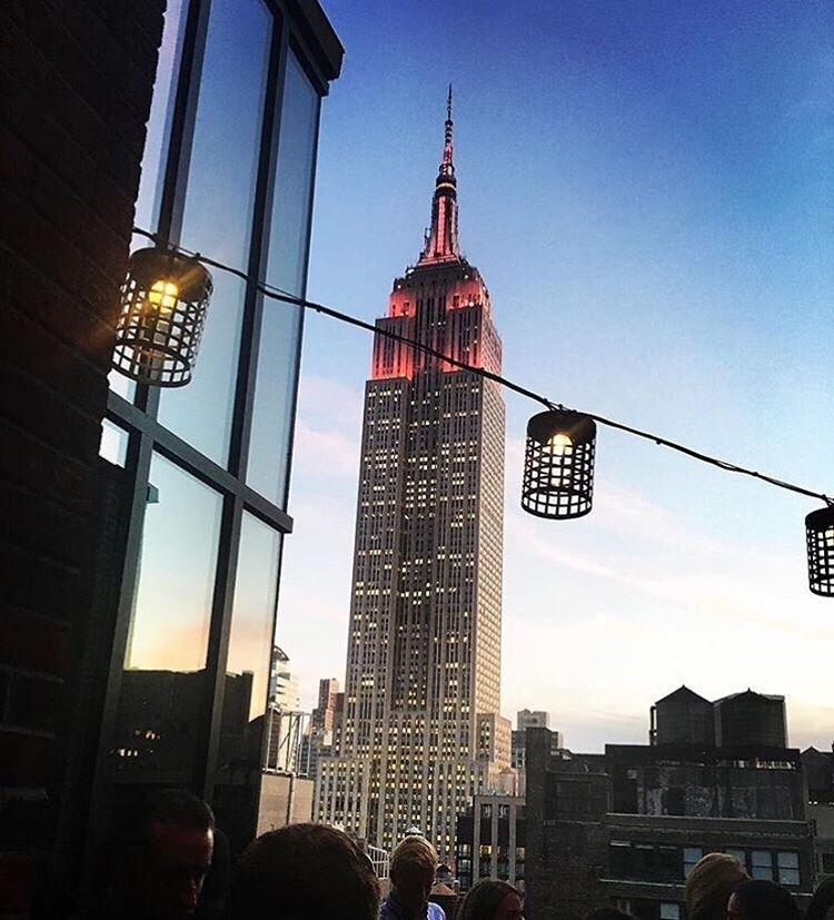 That early evening glow.  @melaniekay5…  #rooftopbarsnyc #nyclife #nycnightlife…