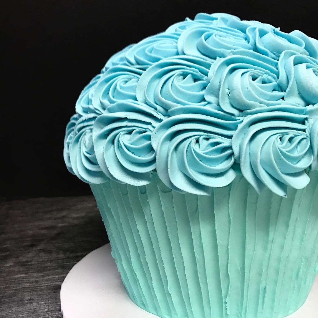 #smashing isn’t it? Delicious turquoise rosettes and an extra mega cupcake carve…