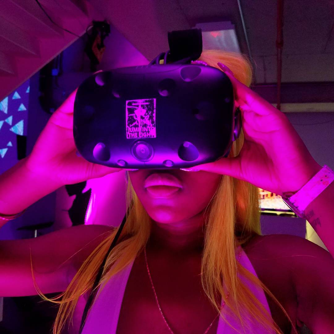 Ever wonder what do people see in the #VR googles? Cure your curiosity and try #…