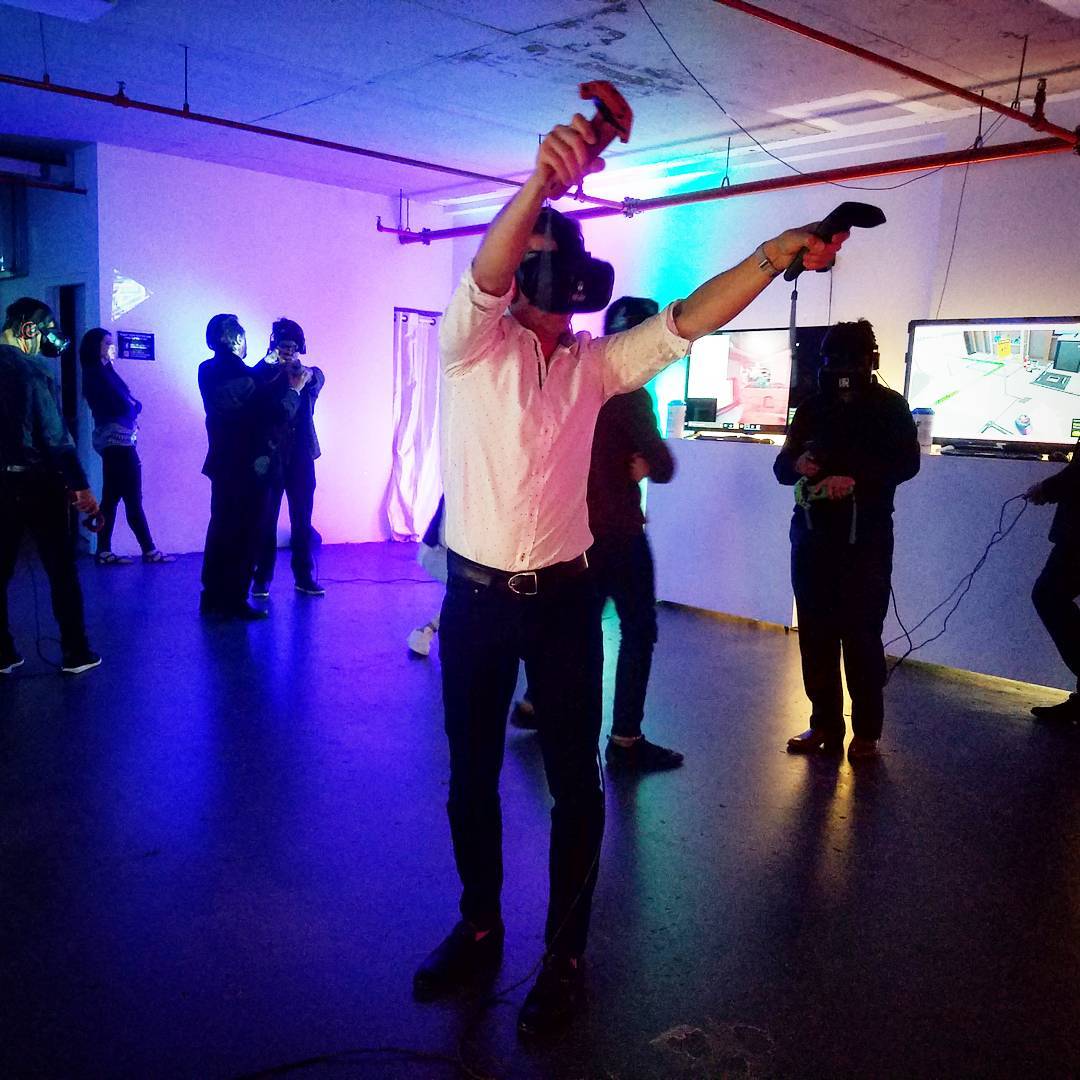 Put your hands for best #VR experiemces in town!
Come by 180 Orchard st
.
.
.
#J…