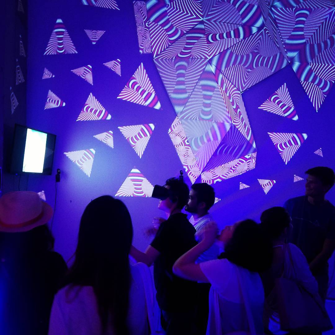 Exploring alternative dimensions in an alternative space 
.
.
.
#VIRTUALREALITY …