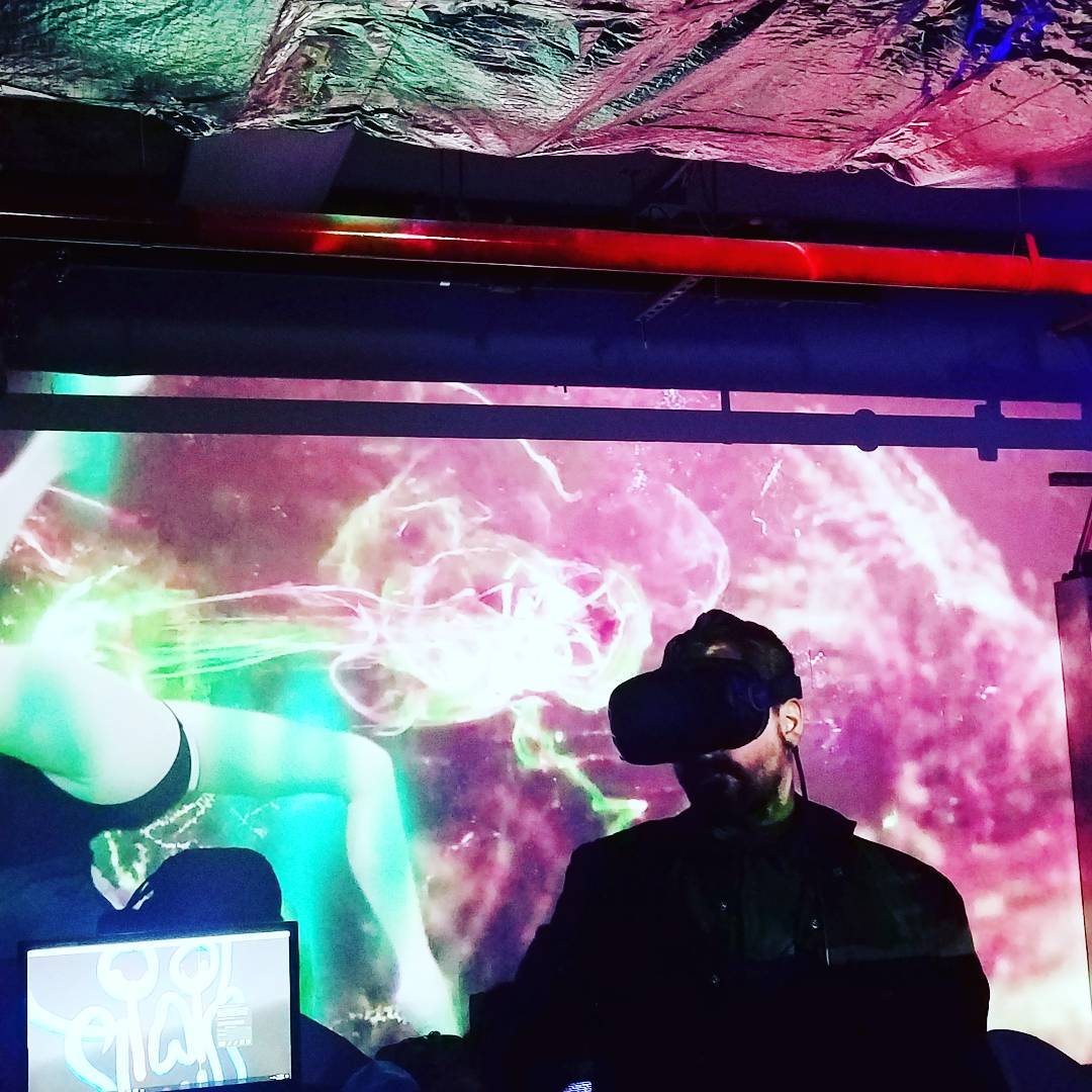 @youandneru painting live @jumpintothelightnow with #tiltbrush
.
.
#elevatevr #j…