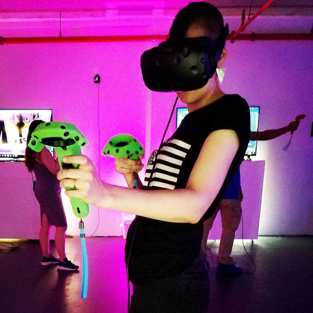 Explore next level of fun! 
Fly arround the World, feel like a wizard and paint …