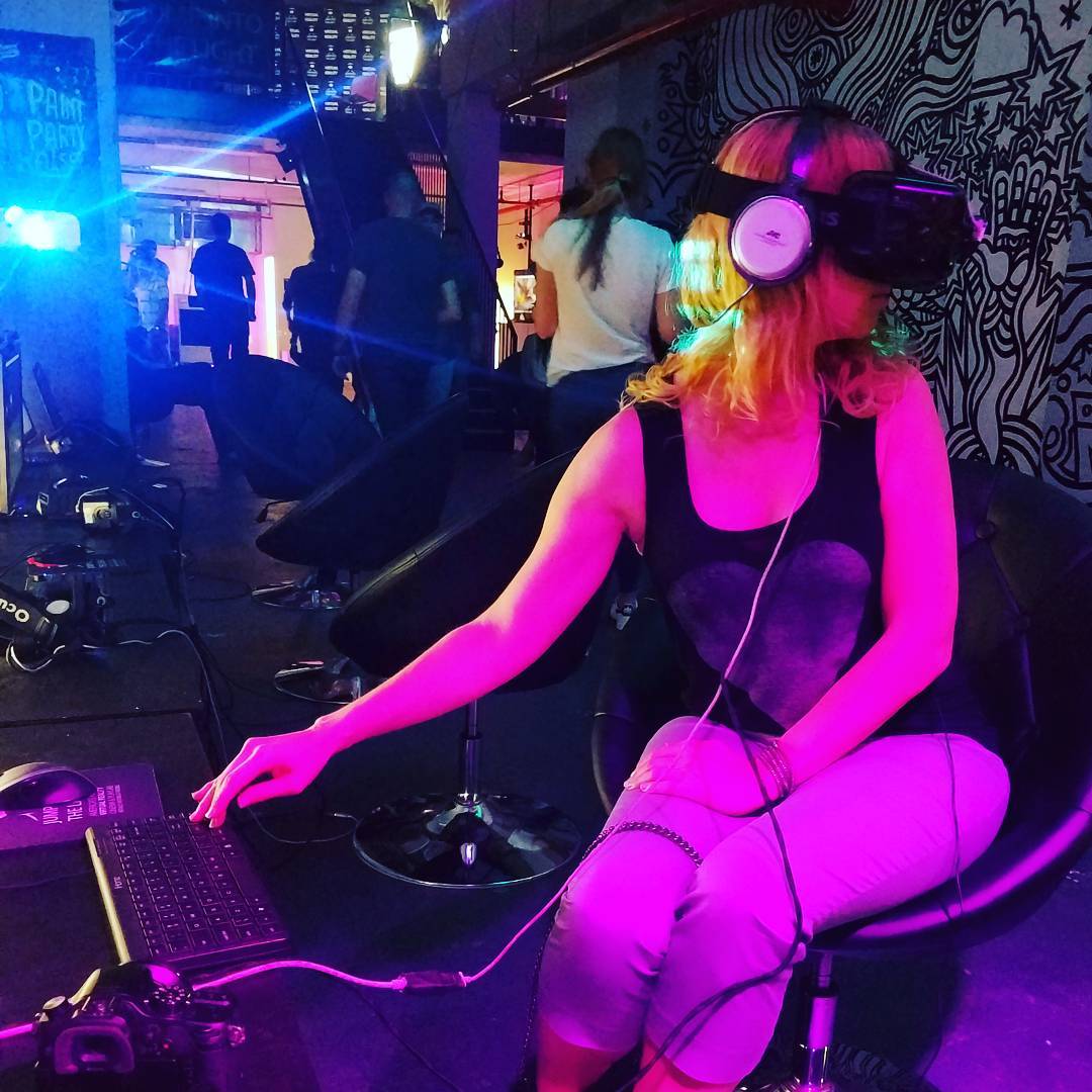 When you absolutely need to see what’s behind you.. :
:
:
#jumpintovr #jitl #vrc…