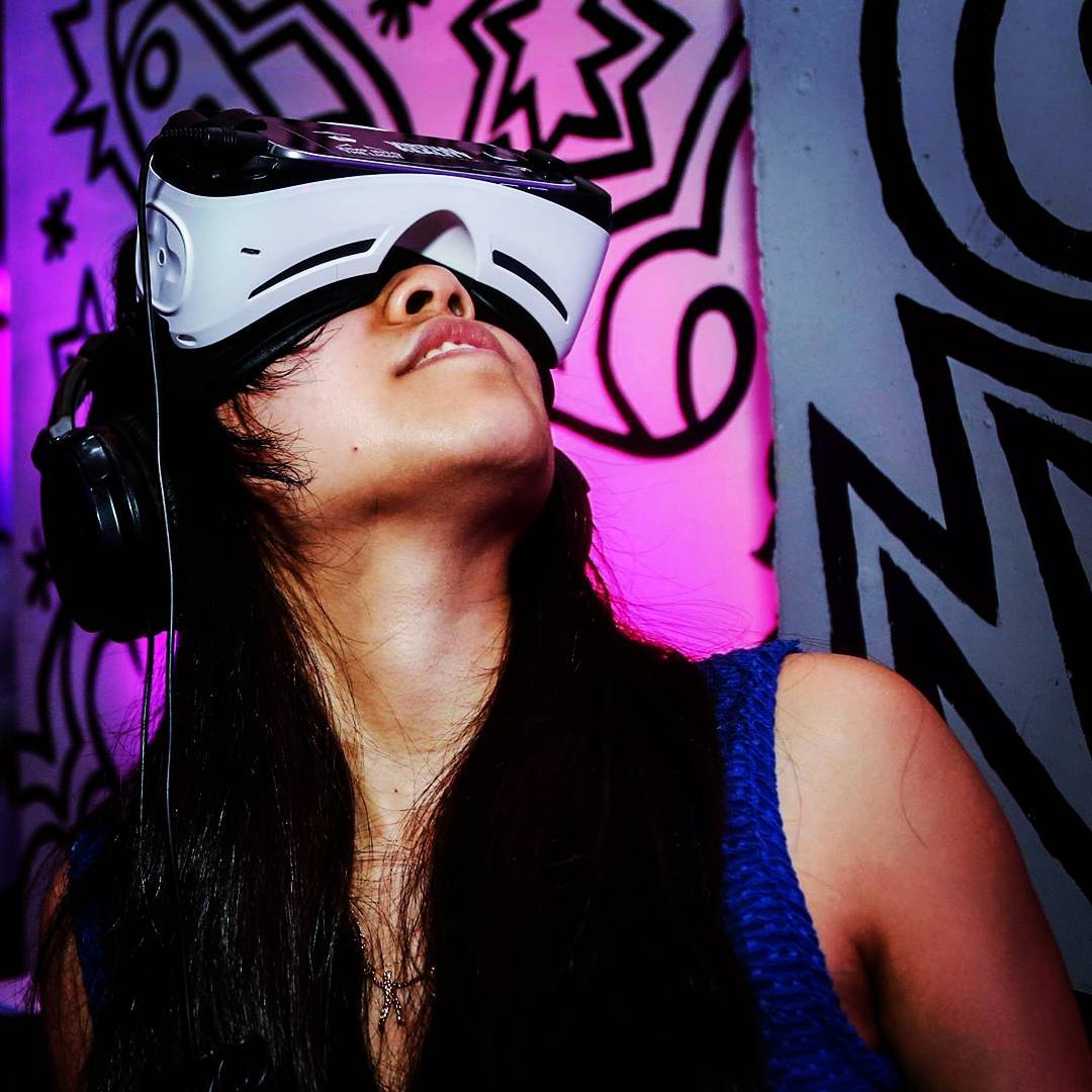 Feeling wanderlust?? Fly arround the World in VR!!  @jumpintothelightnow

180 OR…