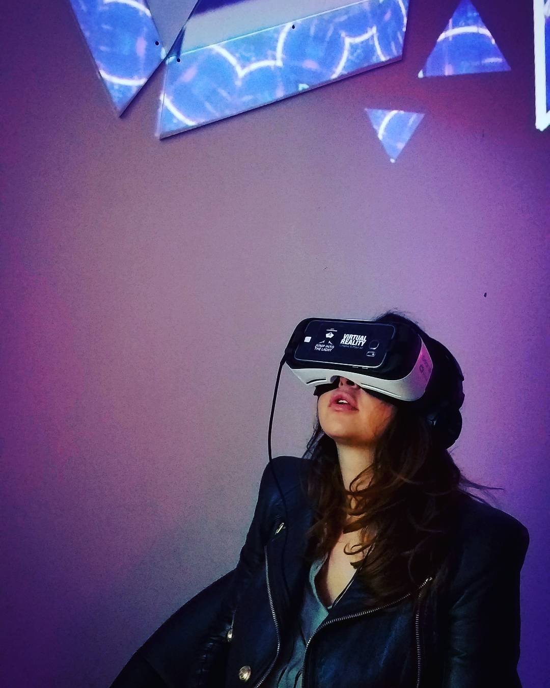 Shelter from the rain and try some Virtual Reality @jumpintothelightnow 
Our doo…