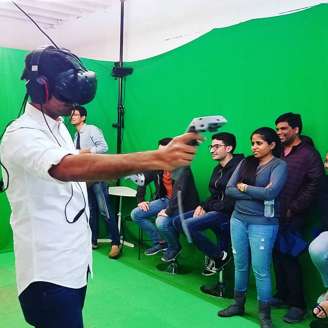 Exploring VR with your friends is the best!! #jumpintothelight #vrcinema #vrplay…